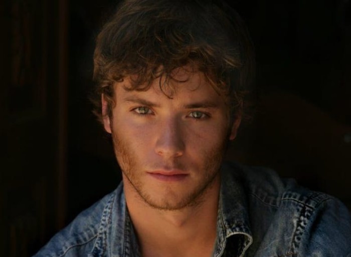 Jeremy Sumpter as Augie